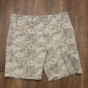 Vineyard Vines 8” Men's Light Gray Camo performance Shorts